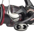 Kołowrotek Daiwa 23 Fuego LT 3000-C - zbliżenie korbki i kabłąka (wizualizacja)