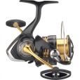 Kołowrotek Daiwa 23 Legalis LT 1000D - widok z drugiej strony (wizualizacja)