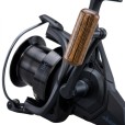 Kołowrotek Okuma 8k FD 5+1bb - zbliżenie korbki i kabłąka (wizualizacja)